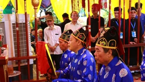 Offering ritual on the occasion of receiving the certificate of National Intangible Cultural Heritage for the La Phu Village Festival. (Photo: nhandan.vn)