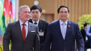 Prime Minister Pham Minh Chinh (right) and King Abdullah II Ibn Al Hussein of the Hashemite Kingdom of Jordan (Photo: VNA)