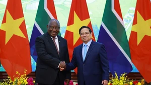 Prime Minister Pham Minh Chinh (right) meets with South African President Matamela Cyril Ramaphosa on October 23, 2025 in Ha Noi. (Photo: VNA)