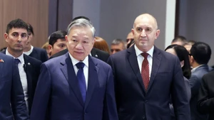 General Secretary of the Communist Party of Viet Nam Central Committee To Lam (left) and Bulgarian President Rumen Radev attend a Viet Nam - Bulgaria Business Forum in Sofia on October 23, 2025. (Photo: VNA)