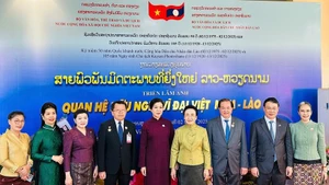 Madame Ngo Phuong Ly (fifth from left), Madame Naly Sisoulith (sixth from left), and officials of the two countries at the opening ceremony of the Viet Nam Film Week and the photo exhibition on December 2 (Photo: The thao & Van hoa newspaper) 