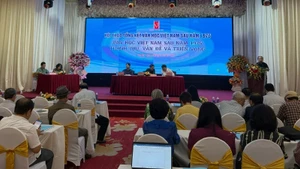 Overview of the symposium reviewing Vietnamese literature after 1975.