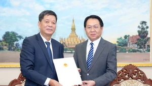 Vietnamese Consul General in Luang Prabang Vu Ngoc Ly (L) presents his credentials to Lao Deputy Minister of Foreign Affairs Anouparb Vongnorkeo in Vientiane on October 23, 2025. (Photo: VNA)