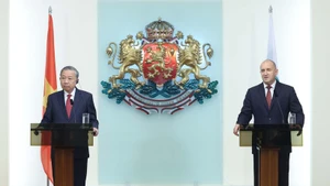 General Secretary of the Communist Party of Viet Nam Central Committee To Lam (L) and Bulgarian President Rumen Radev at the press briefing in Sofia on October 23. (Photo: VNA)