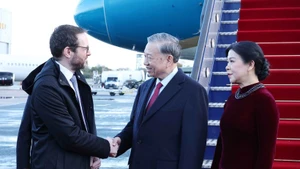 Welcoming ceremony for Party General Secretary To Lam and his spouse at London Stansted Airport (Photo: VNA)