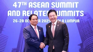 Prime Minister Pham Minh Chinh (R) and his Singaporean counterpart Lawrence Wong (Photo: VNA)