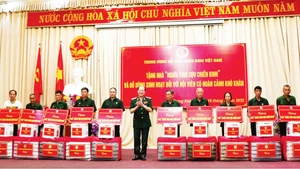 Veterans in Cao Bang Province receive gratitude houses and gifts from the Central Committee of the Viet Nam Association of Veterans.