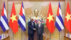 President of the National Assembly of People’s Power and President of the Council of State of Cuba Esteban Lazo Hernández (L) and Vietnamese National Assembly Chairman Tran Thanh Man. (Photo: VNA)