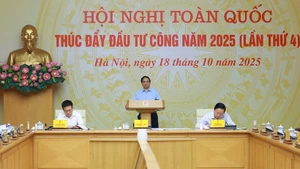 Prime Minister Pham Minh Chinh chairs a nationwide conference on October 18 on public investment promotion for 2025. (Photo: VNA)