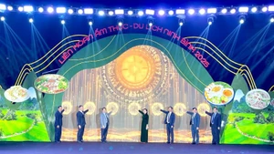 Delegates press the button to officially open the Ninh Binh Food and Tourism Festival 2025.
