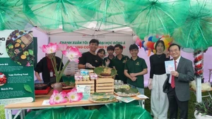 Da Nang students experience a Korean cultural space at an event held on December 19. (Photo: ANH DAO)