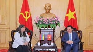 President of the Ho Chi Minh National Academy of Politics (HCMA) and Chairman of the Central Theory Council Professor Dr. Nguyen Xuan Thang meets with Venezuela’s Deputy Minister of Foreign Affairs in charge of Asia, the Middle East, and Oceania Tatiana Pugh Moreno in Ha Noi on October 23. (Photo: VNA)