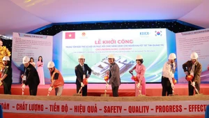 Delegates at the ground-breaking ceremony of the social protection and rehabilitation centre for persons with disabilities (PWD) in Nam Dong Ha ward, Quang Tri province. (Photo: VNA)