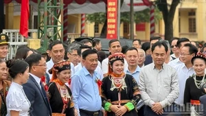 Politburo member and permanent member of the Party Central Committee’s Secretariat Tran Cam Tu (C) attends the great national unity festival in Thac Ba commune. (Photo: nhandan.vn)