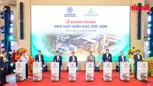 Delegates press the buttons to inaugurate the Soc Son Waste-to-Energy Plant (Photo: VNA)