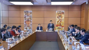 National Assembly deputies of Lam Dong and Nghe An provinces discuss in group during the 10th session of the 15th National Assembly on November 4 afternoon. (Photo: VNA)