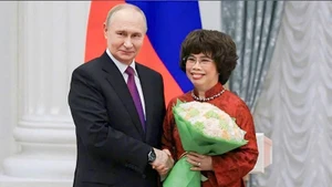 Russian President Vladimir Putin presents the Order of Friendship of the Russian Federation to Vietnamese Labour Heroine Thai Huong. (Photo: Kremlin)