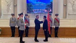 Saint Petersburg Governor Alexander Beglov presents the city’s high distinction to Nguyen Quoc Hung