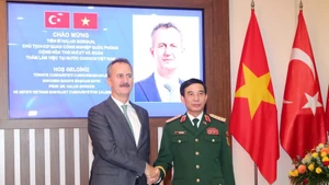 Minister of National Defence General Phan Van Giang (R) welcomes President of the Turkish Defence Industry Agency Haluk Görgün in Ha Noi on October 13. (Photo: VNA)