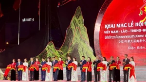 Leaders of Dien Bien Province and heads of the delegations cut the ribbon to open the 9th Viet Nam–Lao–China “Nem Con” Festival, hosted in Dien Bien Province.