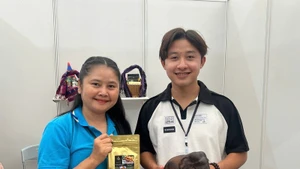 Two traders from Phetdavanh enterprise, Laos. (Photo: THANH THAO)