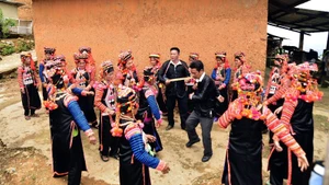 With just a communal gathering space, Ha Nhi people can perform their ethnic group’s traditional folk songs and dances.