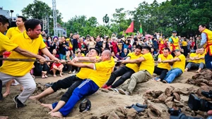The programme marking 10 years since the tug-of-war ritual and game were recognised by UNESCO as an Intangible Cultural Heritage of Humanity attracted large numbers of domestic and international visitors. (Photo: Bao Long)