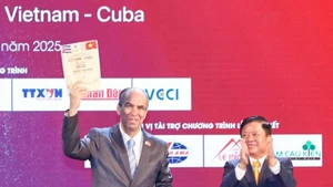 A demo of the music collection “Viet Nam–Cuba: Forever the Song of Solidarity and Friendship" is presented to Cuban Ambassador to Vietnam Rogelio Polanco Fuentes (L). Photo; VNA)