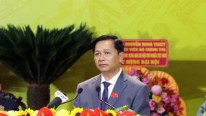 Tran Van Lau, Secretary of the Vinh Long Provincial Party Committee for the 2025–2030 tenure, delivered a speech upon assuming his duties. (Photo: VNA)