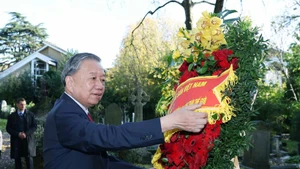 General Secretary of the Communist Party of Viet Nam To Lam lays a wreath in tribute to proletariat leader Karl Marx. (Photo: VNA)