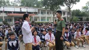Police officers in Hung Yen Province instruct students on how to protect themselves online.