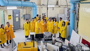Delegates visit the Da Lat nuclear reactor.