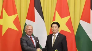 State President Luong Cuong (R) welcomes King Abdullah II ibn Al Hussein of the Hashemite Kingdom of Jordan in Ha Noi on November 12 (Photo: VNA)