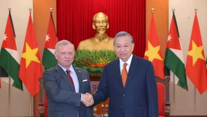 Party General Secretary To Lam (R) and King of the Hashemite Kingdom of Jordan Abdullah II Ibn Al Hussein in Ha Noi on November 12. (Photo: VNA)