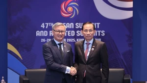 Minister of Foreign Affairs Le Hoai Trung (R) and Lao Foreign Minister Thongsavanh Phomvihane (Photo: VNA)