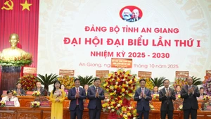 General Phan Van Giang, Politburo member, Deputy Secretary of the Central Military Commission, and Minister of National Defence, presents a flower basket on behalf of the Communist Party of Vietnam Central Committee to congratulate the congress. (Photo: VNA)