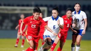 Viet Nam women’s football team (in red) faces the Philippines in the SEA Games 33 final. (Photo: tuoitre.vn)