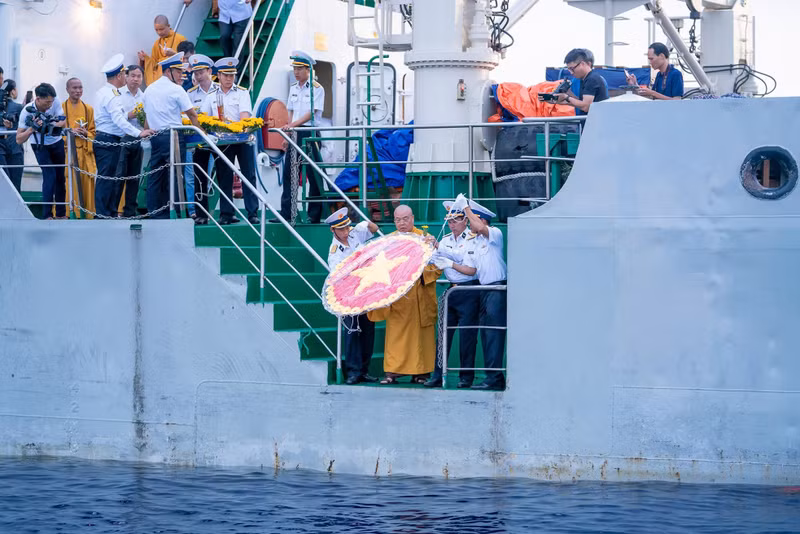 Service held to commemorate heroes who died to protect sea and island sovereignty ảnh 10
