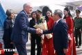 Chairman of the Ha Noi People’s Committee Vu Dai Thang (R) welcomes Swiss President Guy Parmelin and his spouse Caroline Parmelin at Noi Bai International Airport. (Photo: VNA)