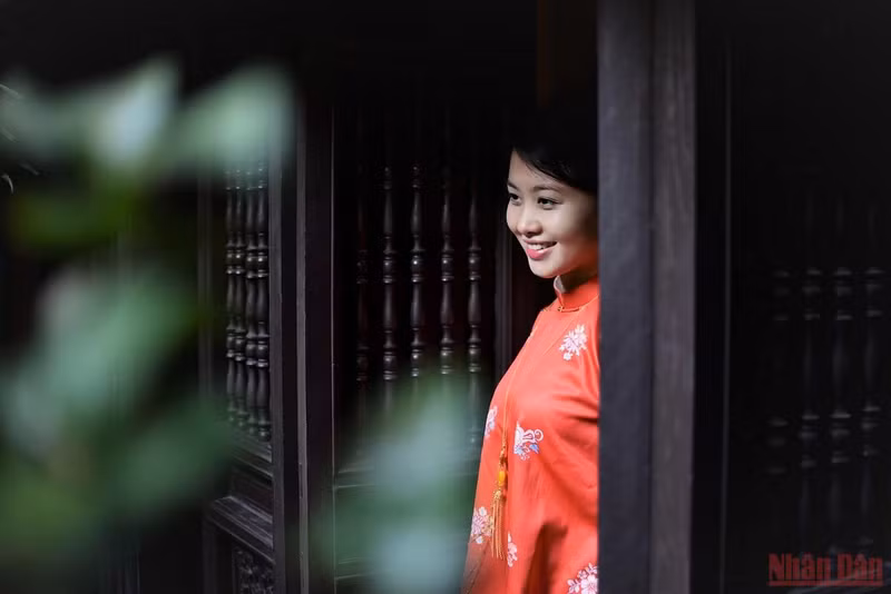 Traditional five-flap long dress loved by the youth ảnh 4
