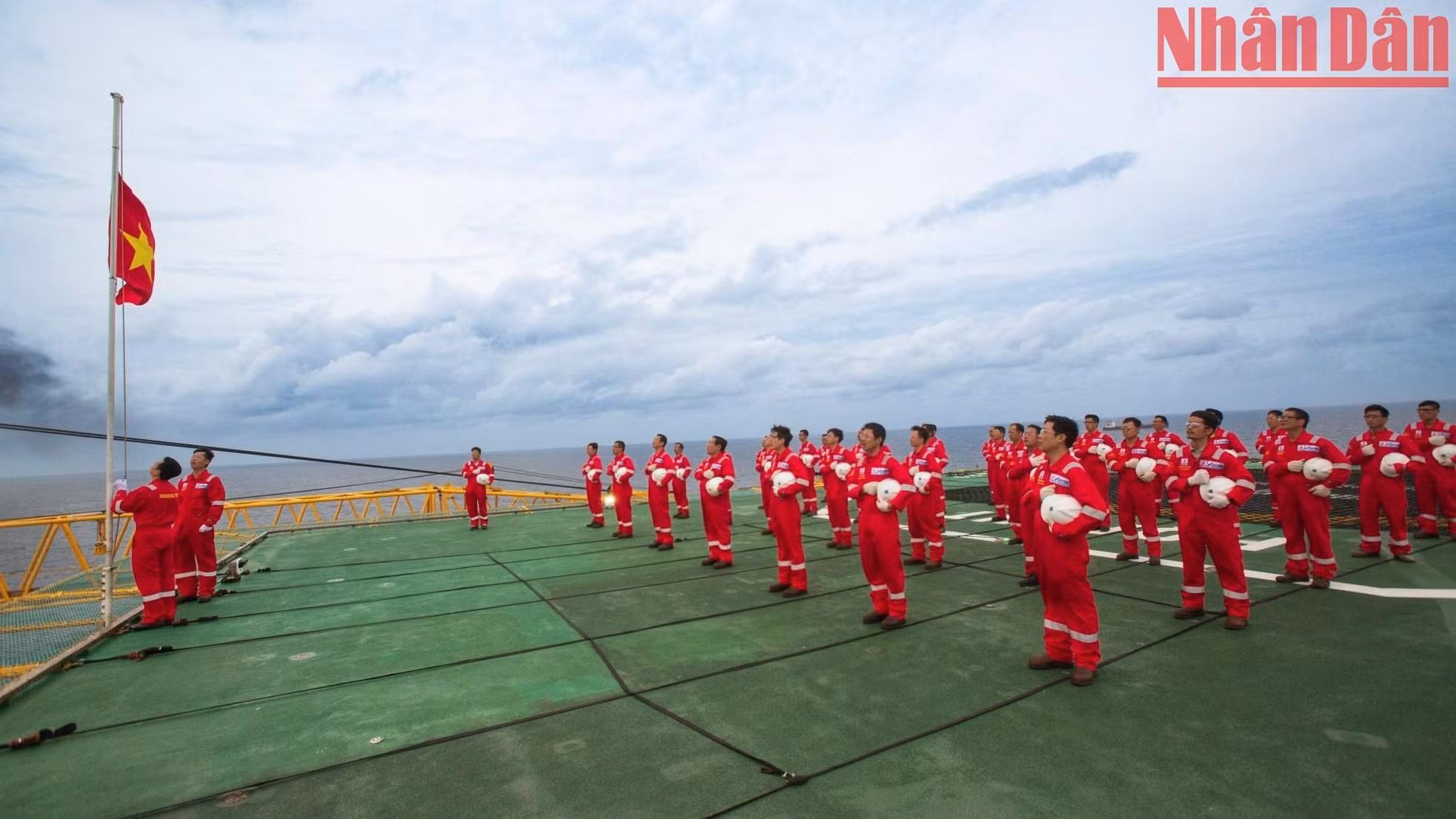 The sacred flag-raising ceremony at the farthest oil rig in the East Sea/South China Sea ảnh 8