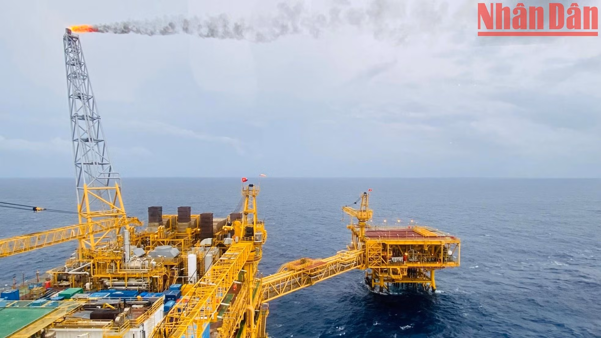 Hai Thach - Moc Tinh, 320km southeast of Vung Tau province, is a cluster of oil and gas fields in the deepest and farthest offshore areas of the Vietnam Oil and Gas Group (PVN). This rig cluster is part of the project "Bien Dong-01" - the largest-ever cluster of construction works on the sea. Its most special feature is that the rig cluster is designed, manufactured, installed and operated by Vietnamese people.