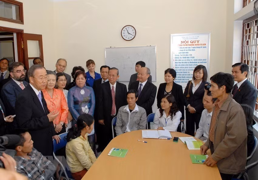 United Nations Secretary General Ban Ki-moon visited the HIV Care, Protection and Prevention project at Tu Liem District Medical Centre, Hanoi, on the afternoon of October 29, 2010. (Photo: VNA) United Nations Secretary General Ban Ki-moon visited the HIV Care, Protection and Prevention project at Tu Liem District Medical Centre, Hanoi, on the afternoon of October 29, 2010. (Photo: VNA)