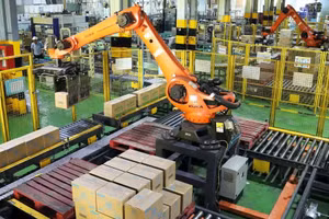 A robot automates the packaging process at the LIX Thu Duc Factory (a subsidiary of the Viet Nam National Chemical Group – Vinachem).