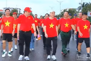 A large number of delegates — including leaders, officials, civil servants, and residents of Ca Mau — participate in the “Marching Forward with Viet Nam” event in 2025. (Photo: Huu Tung)