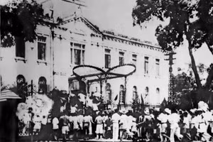 Revolutionary masses and self-defence forces seized the Northern Palace, formerly known as the Office of the Governor of Tonkin, on August 19, 1945. (File photo)