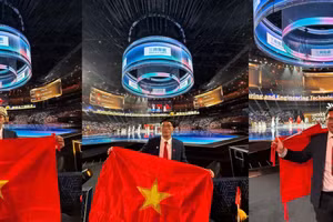 Three Vietnamese contestants are awarded the Medal for Excellence. (Photo: The Ministry of Education and Training)