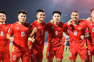Vietnamese players celebrate with Dinh Bac. (Photo: VFF)