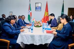 Deputy Minister of Foreign Affairs Le Anh Tuan (third, right) co-chairs the first meeting of the Viet Nam-Burundi political consultation with Burundi's Minister of Foreign Affairs Édouard Bizimana (Photo: Vietnamese Ministry of Foreign Affairs)