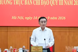 Tran Cam Tu, Politburo Member, Permanent Member of the Party Central Committee’s Secretariat, and Head of the Central Steering Committee 35, delivers a directive speech at the meeting. (Photo: Duy Linh)